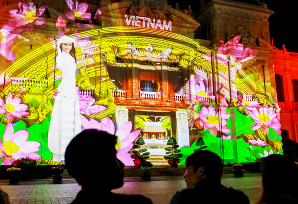Fireworks return as Vietnam welcomes 2018 - Go Asia Travel